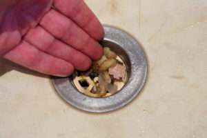 A Pia entope por jogar restos de comida Pia entupida com restos de comida